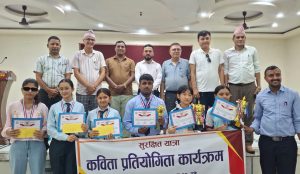 ‘सुरक्षित यात्रा’ कविता प्रतियोगितामा इटहरीकी दिलसा प्रथम, हात पारिन् २० हजार नगदसहित शिल्ड