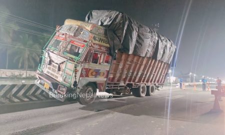 ओभरलोड मकै बोकेको भारतीय ट्रक विराटनगरमा झण्डै भयो दुर्घटना, यातायात केहीबेर प्रभावित