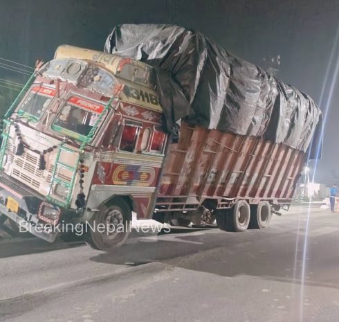 ओभरलोड मकै बोकेको भारतीय ट्रक विराटनगरमा झण्डै भयो दुर्घटना, यातायात केहीबेर प्रभावित