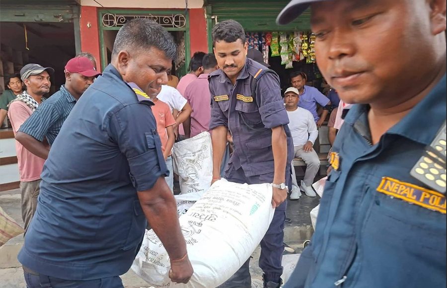 अनुदानको युरिया कालोबजारी : सिरहामा किराना पसलबाट १३ बोरा मल बरामद